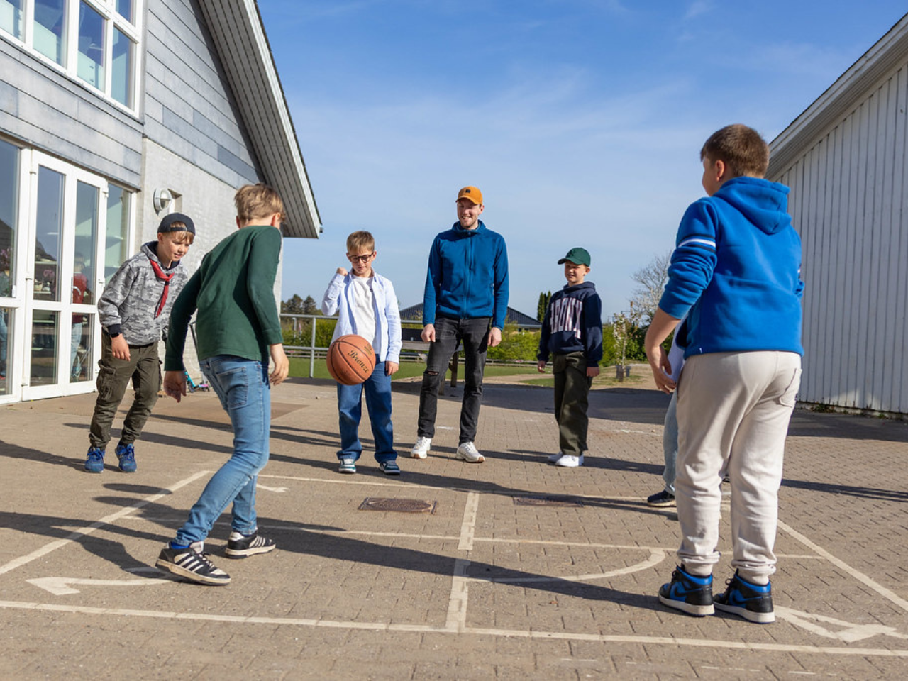 Broby (1) Drenge spiller basket på friskole på Fyn
