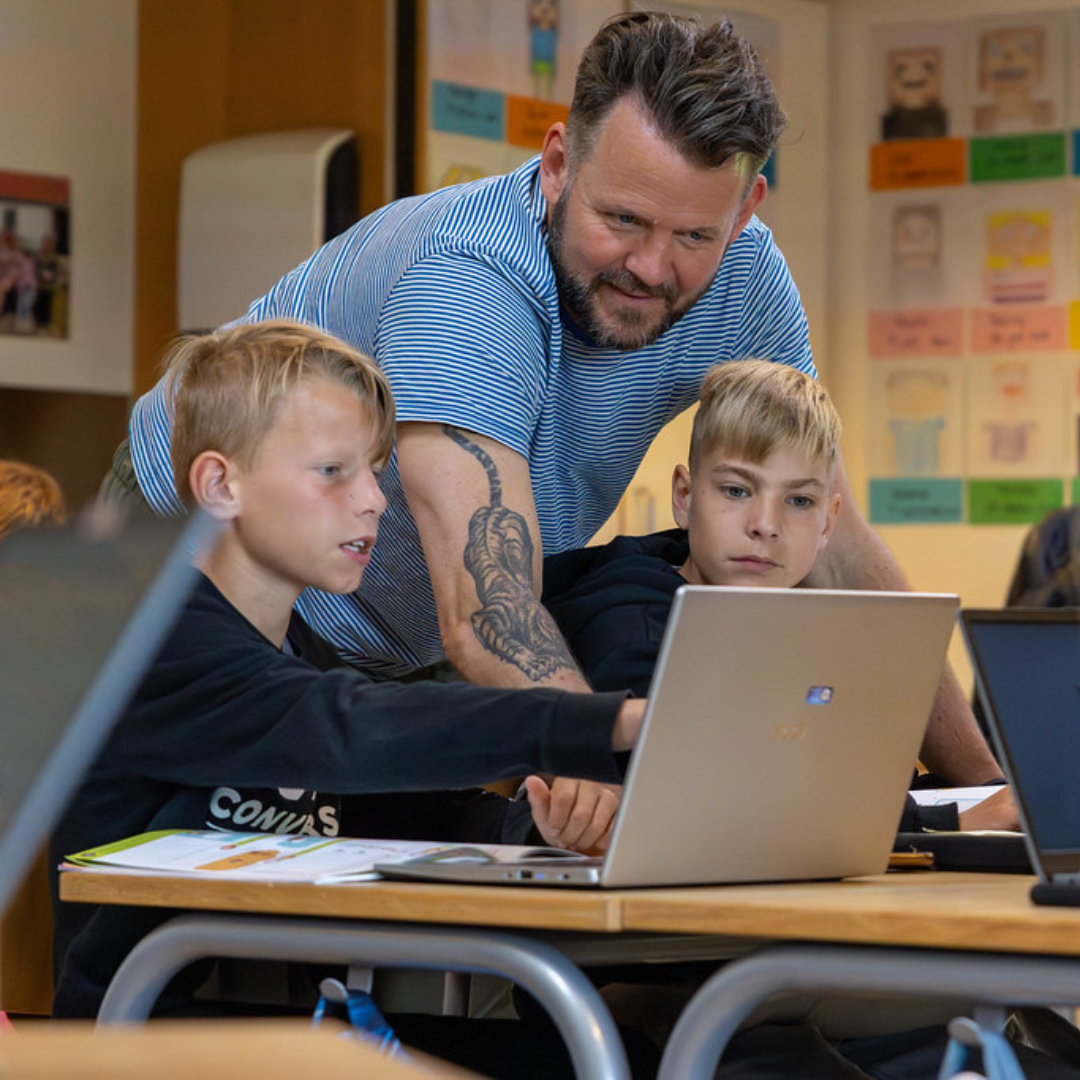 Design uden navn Lærer hjælper elev med lektier
